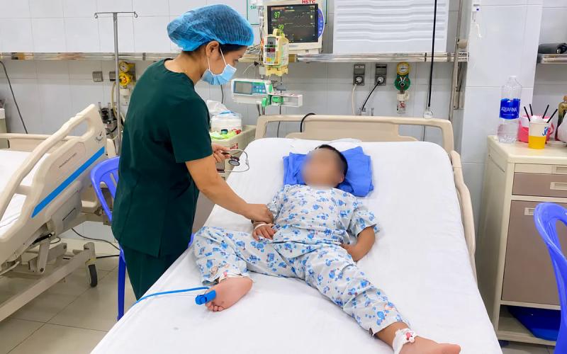 Cảnh báo sốt xuất huyết diễn tiến nặng và nguy cơ sốc sớm ở trẻ nhỏ - Ảnh 1.
